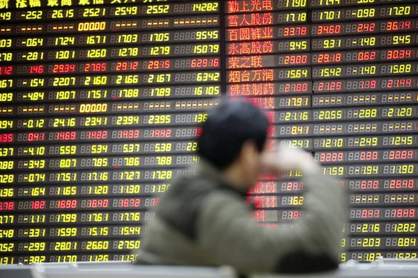 2015年1月12日 中国东部安徽省淮北市一家股票经纪公司的股价 价格上涨为红色 价格下跌为绿色 — 图库照片