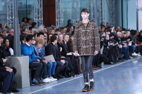 Модель Демонстрирует Новое Творение Модном Показе Louis Vuitton Время Осенне — стоковое фото