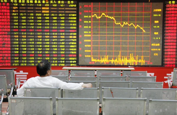 2014年5月15日 中国东部安徽省淮北市一家股票经纪公司的股指和股价 价格上涨为红色 价格下跌为绿色 — 图库照片