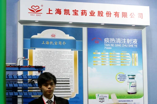 Μια Κινεζική Υπάλληλος Κάθεται Στο Περίπτερο Shanghai Kai Bao Φαρμακευτική — Φωτογραφία Αρχείου