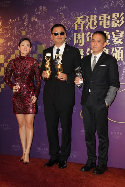 左から 中国の女優チャン ツィイ 香港監督のウォン カーワイ 俳優のトニー リョン ワイが 2014年3月5日に香港で開催された香港映画監督ギルド賞授賞式でトロフィーを持ってポーズをとる — ストック写真