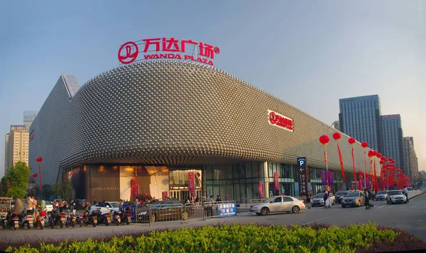 Cars Drive Wanda Plaza Wuhan City Central Chinas Hubei Province — Foto Stock