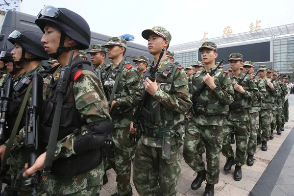 Shanghai Chine Mai 2014 Des Policiers Swat Armés Armes Patrouillent — Photo