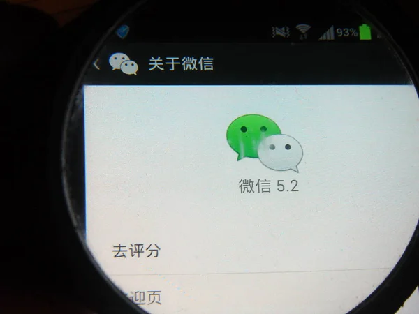 Usuário Celular Usa Aplicativo Mensagens Móveis Weixin Wechat Tencent Seu — Fotografia de Stock