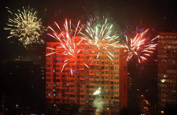 Los Fuegos Artificiales Explotan Cielo Víspera Año Nuevo Lunar Chino — Foto de Stock