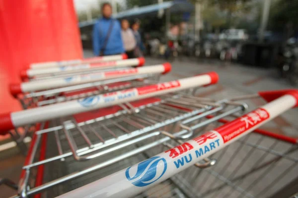 Customers Walk Carts Wumart Supermarket Shanghai China December 2013 — Stock Photo, Image