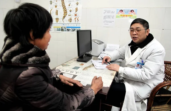 File Patient Sees Doctor Hospital Huaying City Southwest Chinas Sichuan — Stock Photo, Image