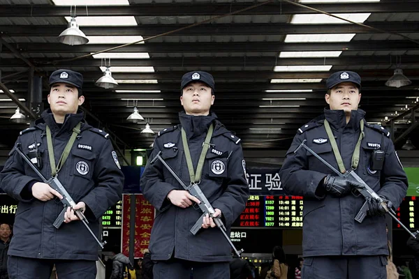 Ένοπλοι Κινέζοι Αστυνομικοί Φρουρούν Τον Σιδηροδρομικό Σταθμό Της Τσανγκσά Στην — Φωτογραφία Αρχείου