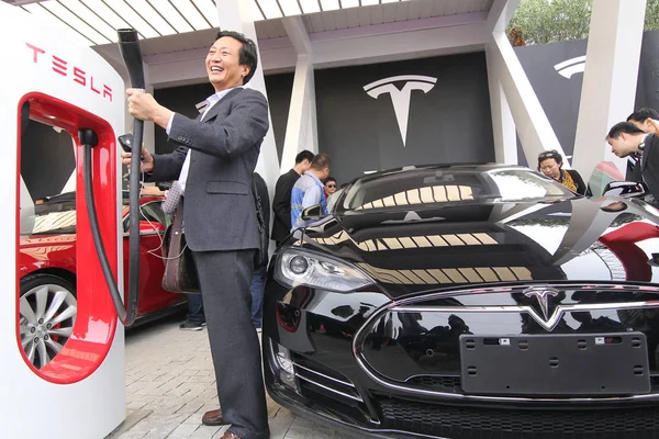 Les Gens Regardent Tesla Model Voitures Électriques Livrées Leurs Propriétaires — Photo