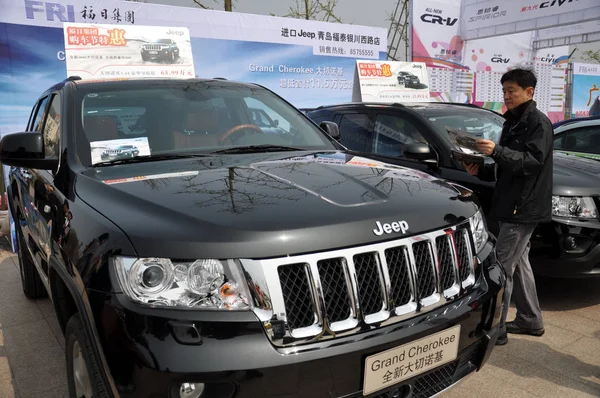 Gość Patrzy Jeep Grand Cherokee Chrysler Podczas Pokazu Auto Mieście — Zdjęcie stockowe