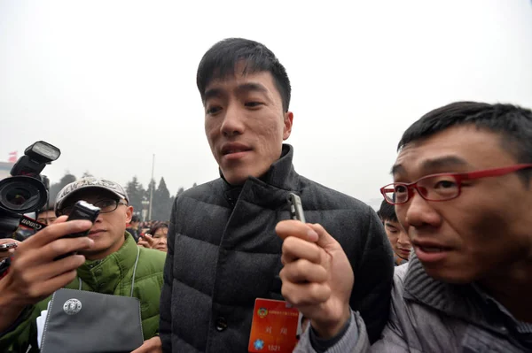 Der Chinesische Hürdensprinter Liu Xiang Mitte Wird Interviewt Als Die — Stockfoto