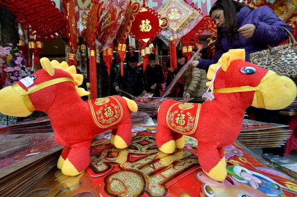 Clientes Chinos Compran Calcomanías Rojas Nudos Decorativos Para Próximo Año — Foto de Stock