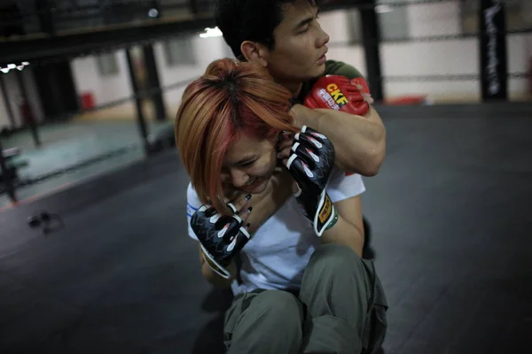 Female Trainee Practices Fighting Skills Male Fellow Bodyguard Training Program — Stock Photo, Image