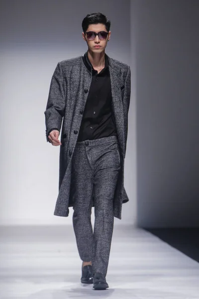 Modell Visar Skapelse Zix Modevisning Shanghai Mode Vecka Höst Vinter — Stockfoto