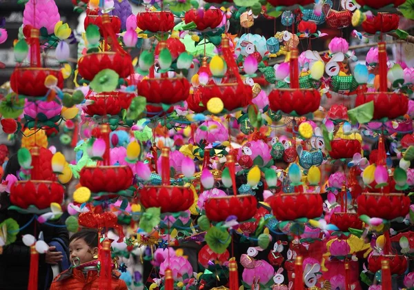 小型ランタンは 2014 日東中国江蘇省南京市の市場で今後のランタン フェスティバルのための販売 — ストック写真