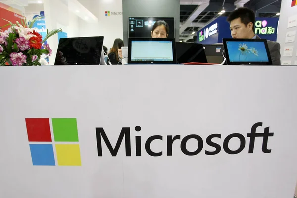 Funcionários Chineses Trabalham Estande Microsoft Durante Feira Internacional Tecnologia China — Fotografia de Stock