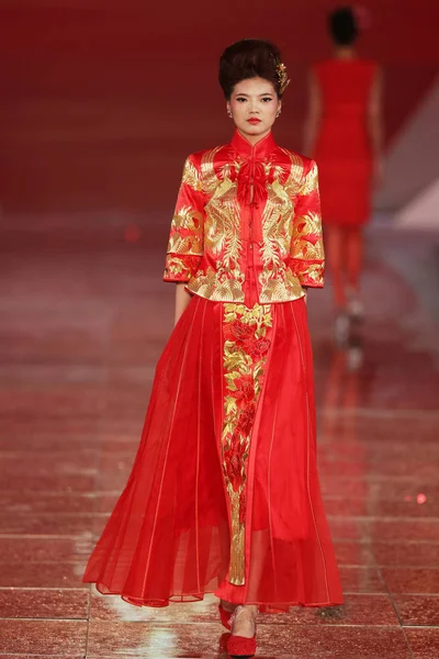 Bir Model Bir Geleneksel Çince Gelin Gelinlik Rose Studio Haute — Stok fotoğraf