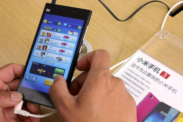 Bir Müşteri Wuhan Şehir Xiaomi Mağazasında Xiaomi Akıllı Telefonda Bir — Stok fotoğraf