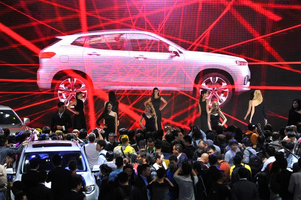 Los Visitantes Congregan Alrededor Los Suv Haval Great Wall Motor — Foto de Stock