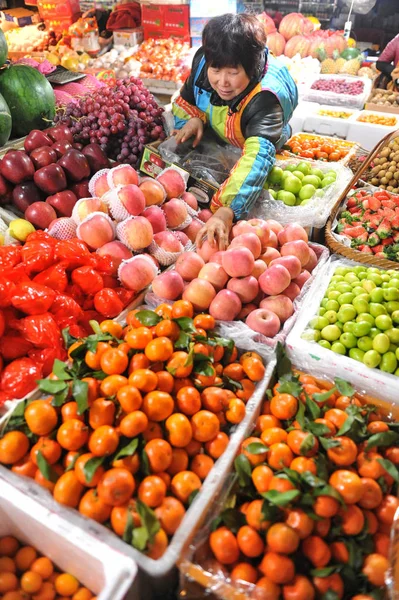 Vendedor Muestra Frutas Para Venta Mercado Ciudad Hangzhou Este Provincia — Foto de Stock