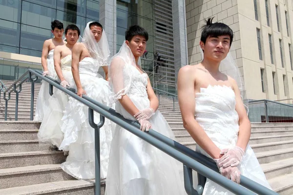 Männliche Studenten Brautkleidern Posieren Für Ihre Abschlussfotos Auf Dem Campus — Stockfoto