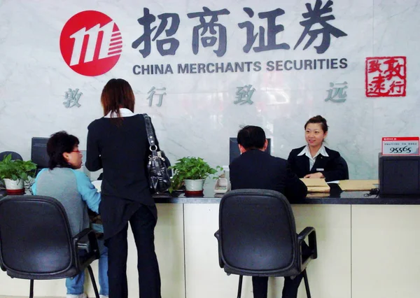 Los Empleados Chinos Sirven Clientes Una Sucursal China Merchants Securities — Foto de Stock