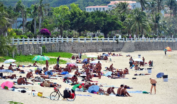 Bagnanti Crogiolano Sole Una Spiaggia Nella Città Sanya Provincia Hainan — Foto Stock