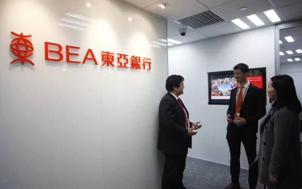 Empleados Chinos Hablan Una Sucursal Del Banco Asia Oriental Bea — Foto de Stock