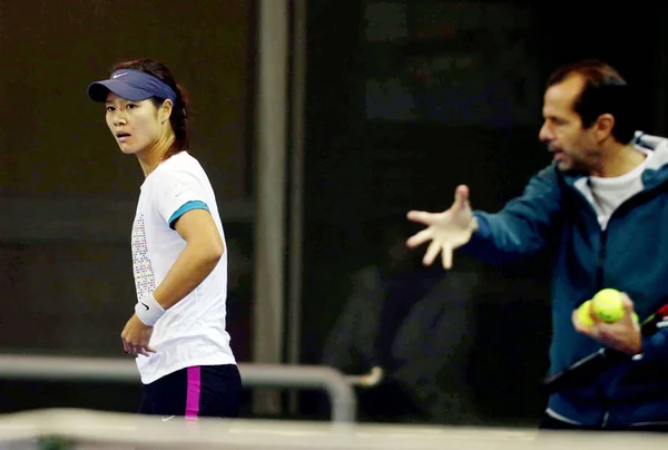 Estrella China Del Tenis Escucha Entrenador Carlos Rodríguez Una Sesión —  Fotos de Stock