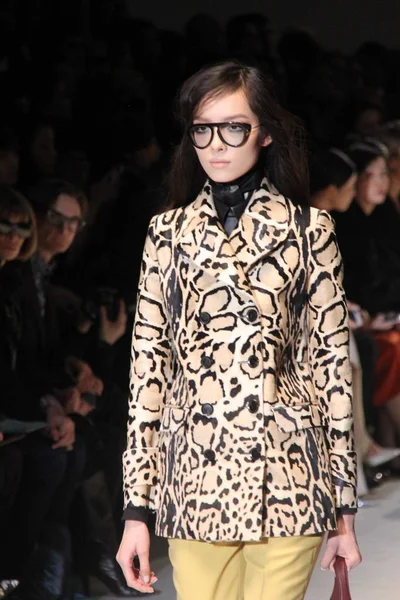 Modelo Exibe Uma Nova Criação Desfile Moda Gucci Fall Winter — Fotografia de Stock