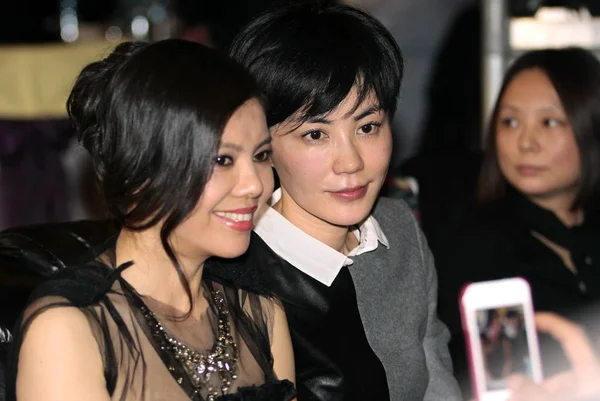 2011年12月3日 中国社会名流 歌手赵新宇 和香港歌手王菲在中国北京举行的慈善午宴上摆姿势拍照 — 图库照片