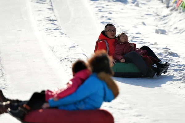 Wczasowiczów Cieszyć Śnieg Przesuwne Podczas Longtan Ice Snow Carnival Longtan — Zdjęcie stockowe