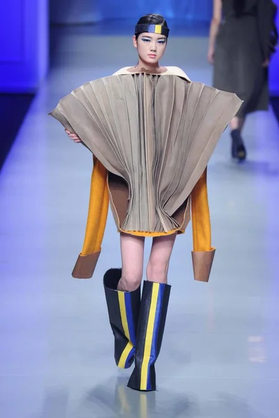 モデルは 中国ファッション週秋 2014 中国の北京で 2014 ハンボ カップ国際若手ファッション デザイナー作品コンクールで新しい創造を表示します — ストック写真