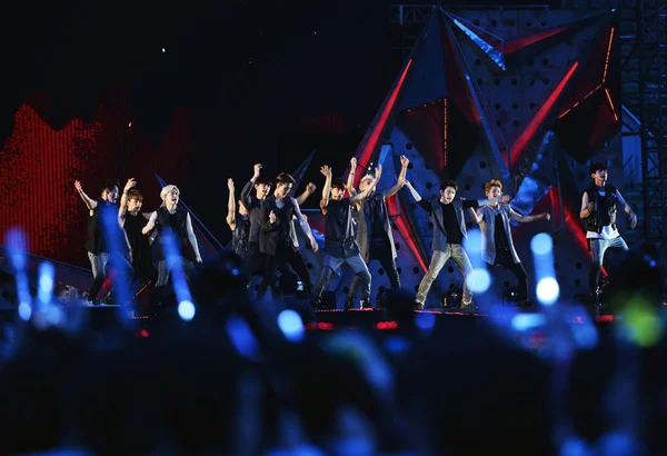 2014年7月5日 Pop 男孩乐队 Exo 在中国四川省西南部成都市举行的音乐会上表演 — 图库照片