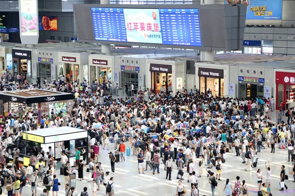 乗客群衆虹橋鉄道駅の待っているホールの後多くのフライトの遅延やキャンセル 上海に つの空港で 2014 — ストック写真