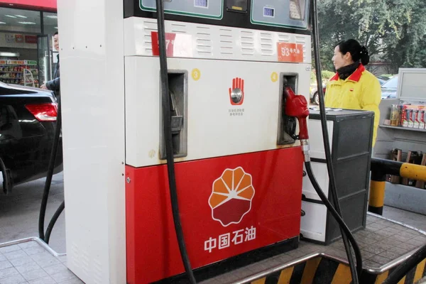 Dipendente Rifornisce Auto Presso Una Stazione Servizio Della Cnpc China — Foto Stock