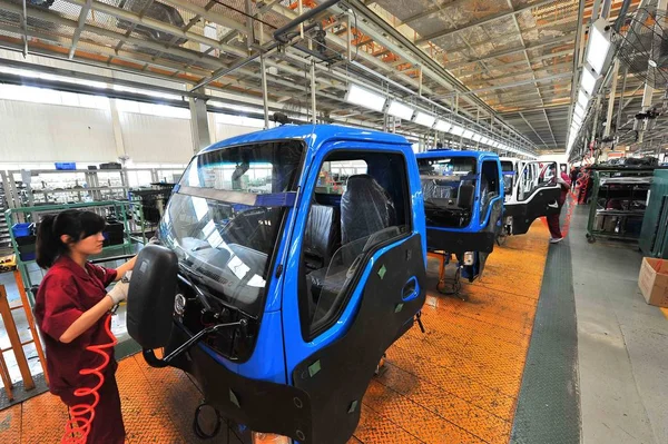 Trabalhadores Chineses Montar Caminhões Linha Montagem Fábrica Automóveis Anhui Jianghuai — Fotografia de Stock