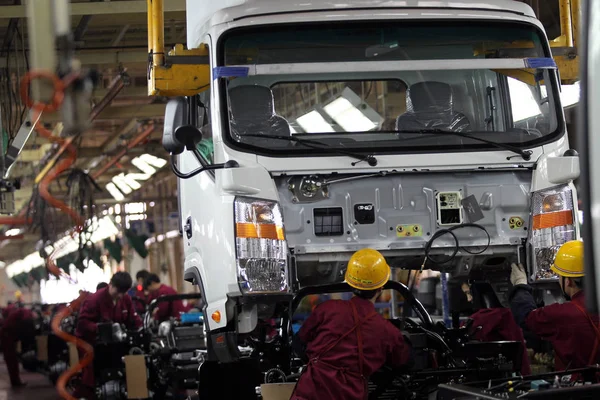 Trabajadores Chinos Ensamblan Camiones Línea Montaje Planta Automóviles Anhui Jianghuai — Foto de Stock