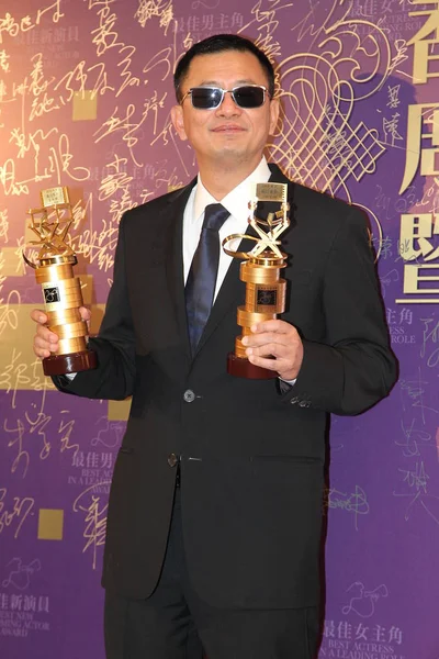 香港監督ウォン カーウァイと共にポーズをとる彼のトロフィー最優秀監督賞と最優秀映画香港 香港映画監督組合賞授賞式で 2014 — ストック写真