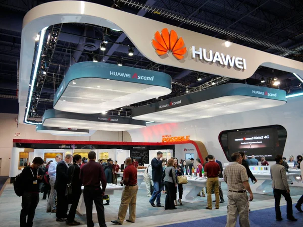 Datei Die Menschen Besuchen Den Stand Von Huawei Während Der — Stockfoto