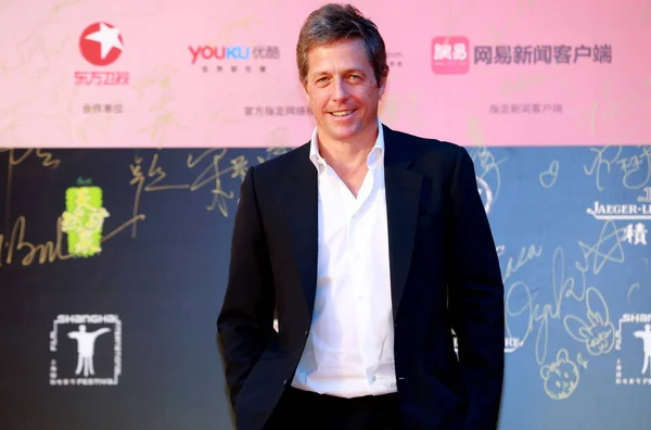 Angielski Aktor Hugh Grant Pozuje Czerwonym Dywanie Ceremonię Otwarcia Shanghai — Zdjęcie stockowe