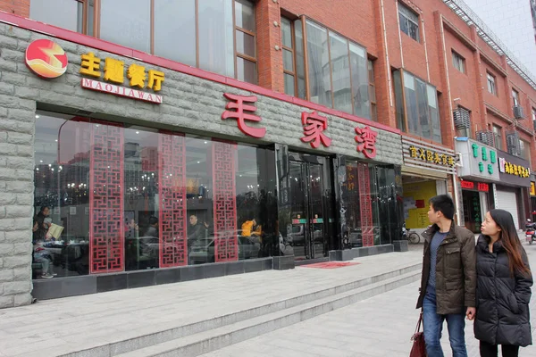 2014年2月22日 在中国中部的湖北省武汉市 行人走过毛家湾毛泽东和红卫兵主题餐厅 — 图库照片