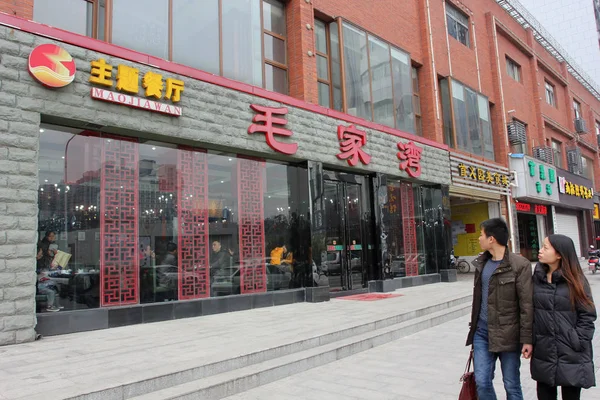 Pedestres Passam Pelo Restaurante Temático Maojiawan Mao Zedong Red Guards — Fotografia de Stock