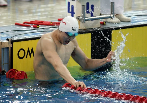 Den Kinesiske Svømmemesteren Sun Yang Feirer Bassenget Etter Vunnet Mens – stockfoto