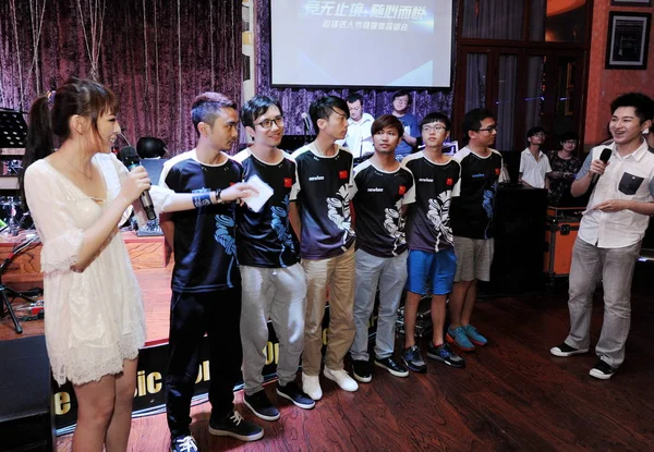 中国の電子ゲームチームNewbeeのメンバーは 2014年7月30日に中国の上海で開催された第12回中国デジタルエンターテイメントエキスポ Chinajoy 2014 に先駆けてイベント中にポーズをとります — ストック写真