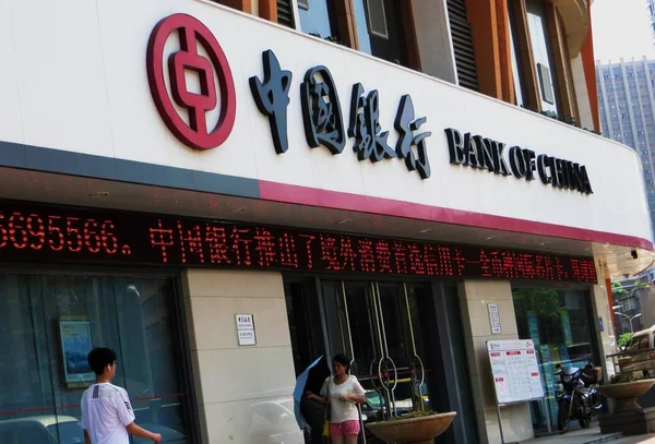 歩行者は 中国中央部湖北省の中国銀行 Boc の支店を通り過ぎる 2013年7月31日 — ストック写真