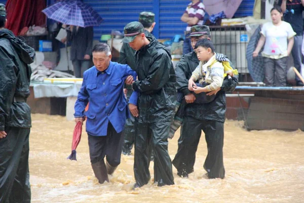 Китайские Спасатели Эвакуируют Местных Жителей Затопленных Районов Вызванных Ливнями Округе — стоковое фото