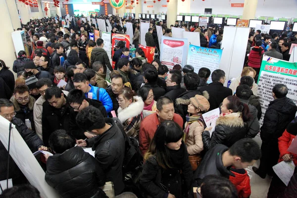 Chinesische Arbeitssuchende Drängen Sich Ständen Auf Einer Jobmesse Der Stadt — Stockfoto