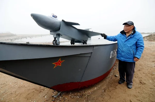 Yaşındaki Wen Yuzhu Çin Ilk Uçak Gemisi Liaoning Qingdao Şehirde — Stok fotoğraf