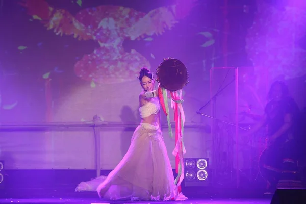 中国民歌手萨丁丁2014年6月8日在台湾台北举行的演唱会上表演 — 图库照片